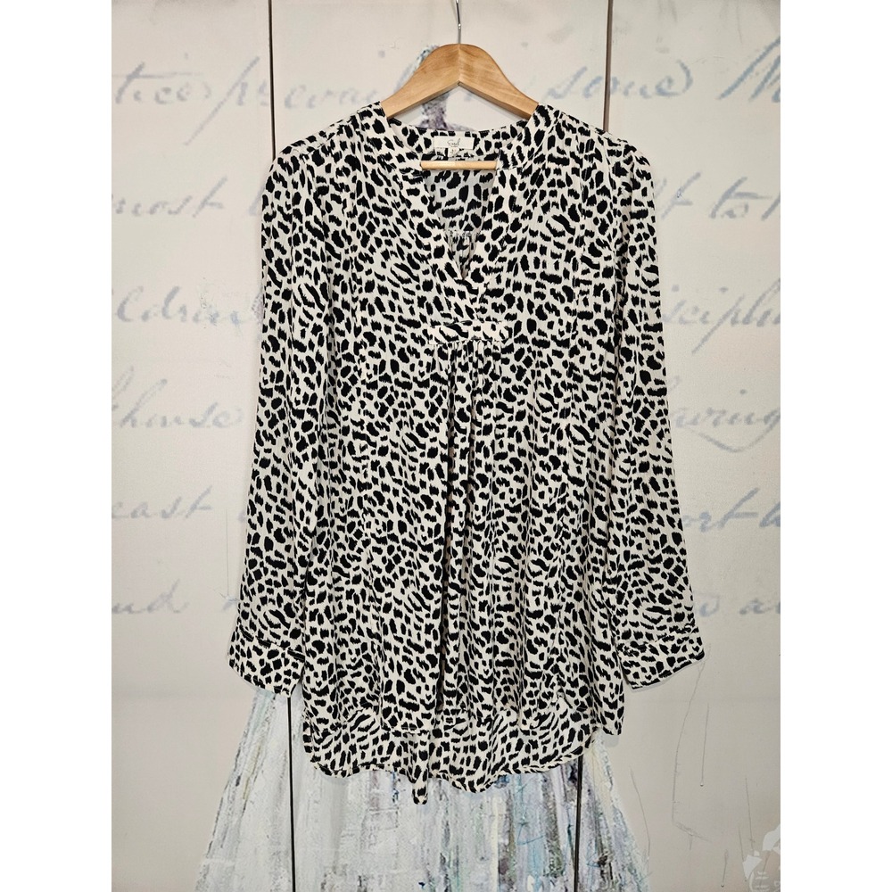 Easel Leopard Print V-Neck Blouse Size M White Black Long Sleeve‎ Pleated Top